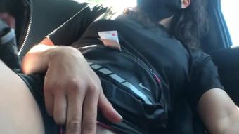 Flash de mi coño y tetas mientras taxista maneja - Fablazed