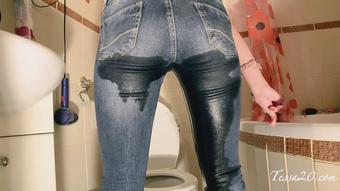 Tessa20_6_C4S_Custr_Desperation_To_Pee_Outside-1080