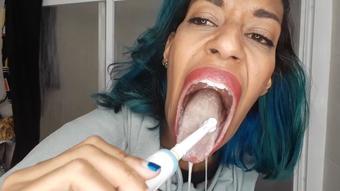 Brushing my teeth and white tongue - April 19, 2021