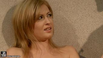 Saunahunt-1_S01_Safirawhite_540P