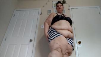 Angry Giantess Crushes Everything