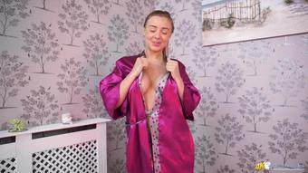 Downblousejerk - Quick Wank In The Bath 2160P