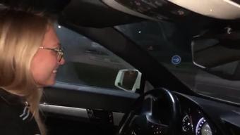 Even plassen in Frankrijk op de parkeerplaats