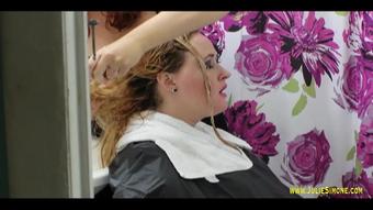 Nikki-Washes-Julie-039-S-Hair