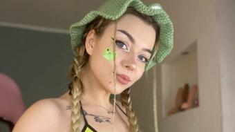 Cute froggy girl dance - Jul 5, 2022