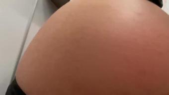 Imagínate tenerme como compañera en el avión - Masturbándome en el baño