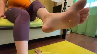 Giantess cru*hes tiny humans - April 23, 2021