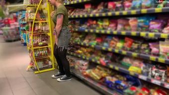 Extrem Public Das Revier Markiert - Lebensmittelgeschaeft Trotz Kameras Eingesaut