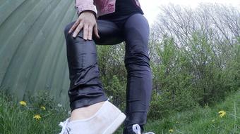 Navy leggings in the park peeing - June 25, 2019