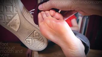 Casting Model Converse & Nylon Ankle Socks Slowly Removed & Bare Feet Fiddled With (Pov Size 39 Eu 6,5 Us)