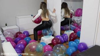 Adolescente Bionda Si Siede Per Scoppiare Grandi Palloncini In Massa